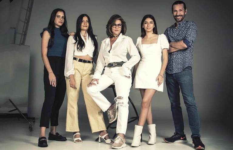 $!Ganadoras de la convocatoria ‘Ecuavisa Proyecta Ecuador’ junto con Ana Cecilia Alvarado (centro), vicepresidenta de Estrategia Internacional y Talentos, y Jaime Tamariz (derecha), director de talento.