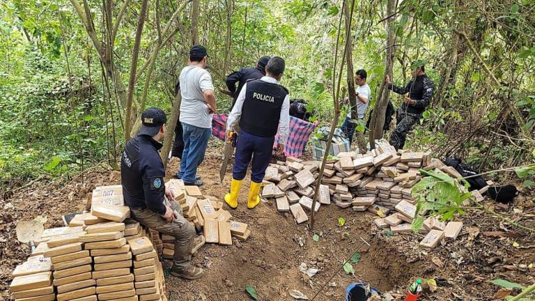 Casi una tonelada de cocaína fue hallada en un terreno de Manabí: hay tres detenidos