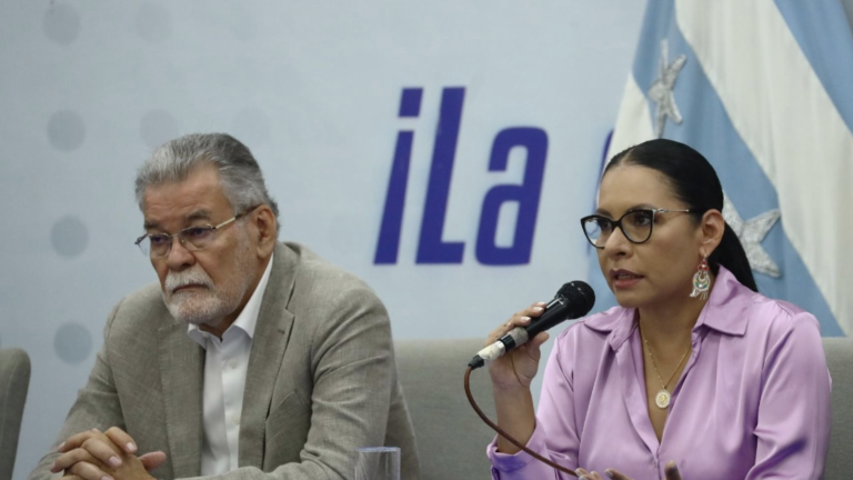 El vicepresidente del CNE, Enrique Pita, y la presidenta, Diana Atamaint.