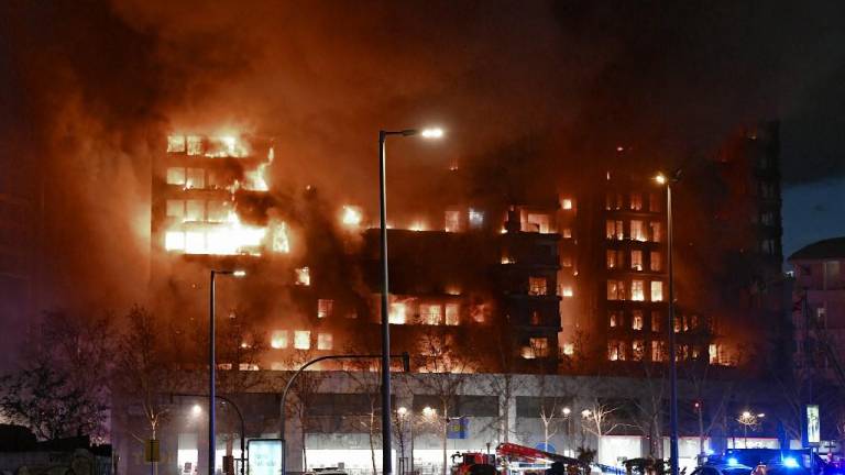 Tragedia en Valencia: video muestra incendio que arrasó muy rápidamente un edificio; un material provocó la tragedia