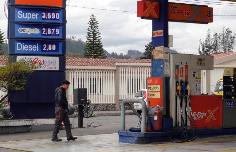 $!Gasolinera en Cuenca que desde el pasado viernes muestra el nuevo precio del diésel, USD 2,80 por galón.