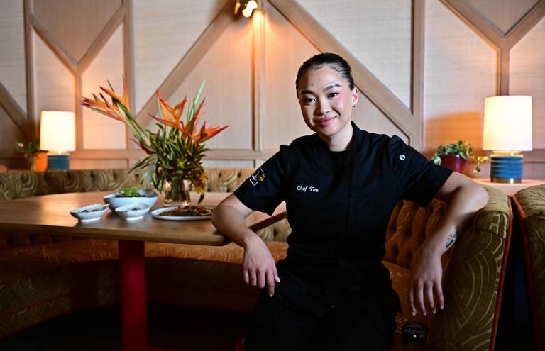 $!La chef Tue Nguyen se sienta en su primer restaurante llamado Di Di (¡Vamos! en vietnamita), en West Hollywood, California.