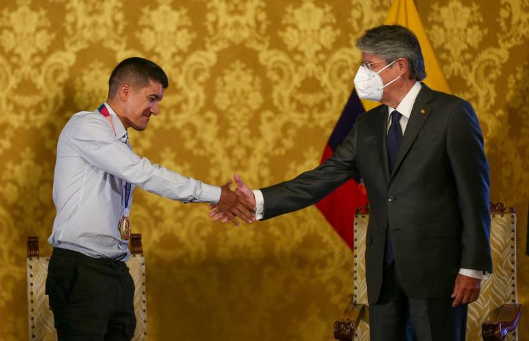 $!El ciclista ecuatoriano Richard Carapaz (i), saluda al presidente de Ecuador Guillermo Lasso en el Palacio de Carondelet hoy en Quito (Ecuador).