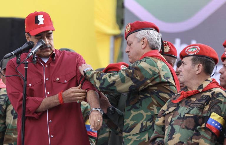 $!El presidente venezolano, Nicolás Maduro, recibiendo un brazalete mientras habla durante un mitin.