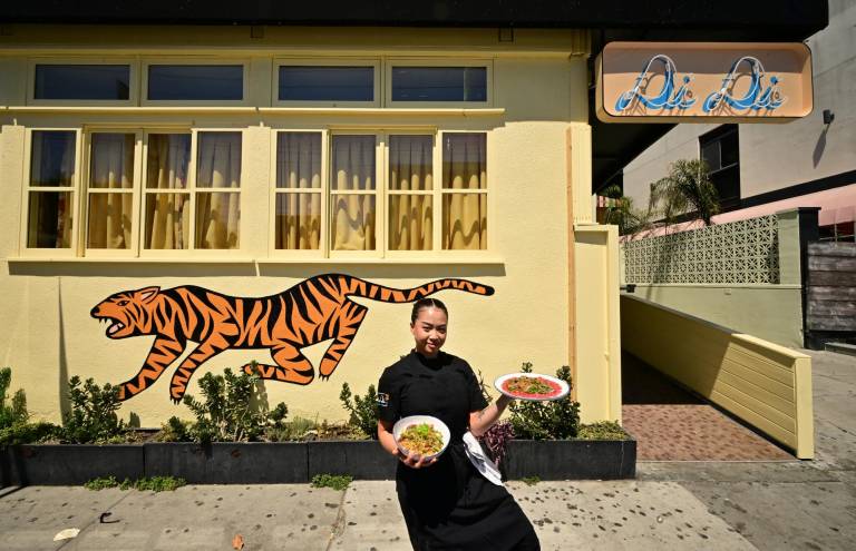 $!La chef Tue Nguyen exhibe su Didi Fried Rice y su Beef Carpaccio afuera de su primer restaurante llamado Didi.