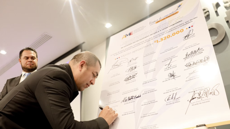 Allanan el domicilio del alcalde de Playas, Gabriel Balladares, en 'operativo Marea' por presunto peculado