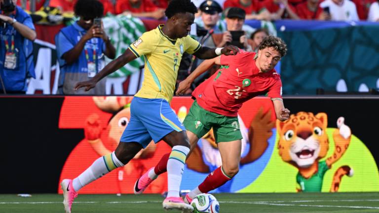 El delantero brasileño Vinicius Junior y el centrocampista marroquí Neil El Aynaoui disputan el balón durante el partido del Grupo C del Mundial de 2026 entre Brasil y Marruecos.