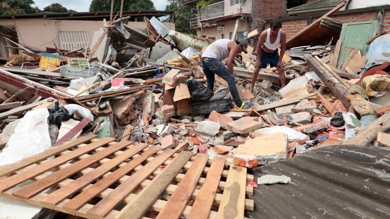 Sismo: reconstrucción será larga y costosa, dice Correa