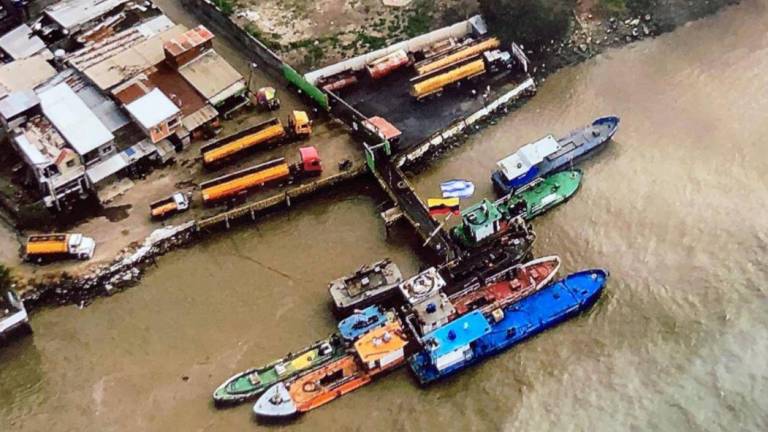 Denuncian manchas de diésel en el río Guayas y la falta de sanciones del Gobierno
