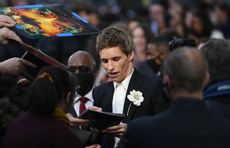 $!Eddie Redmayne firmando autógrafos en la premiere de Fantastic Beasts: The Secrets of Dumbledore. EFE/EPA/NEIL HALL