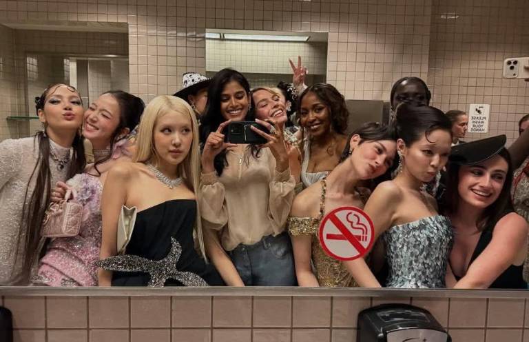 $!La ya tradicional selfie del baño volvió a convertirse en uno de los momentos virales de la Met Gala 2026.