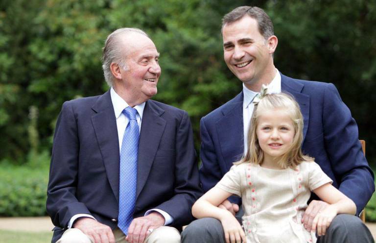$!En el 2014 el rey Don Juan Carlos de España abdicó en favor de su hijo el actual rey Felipe, quien en su línea sucesoria tiene a la princesa Leonor, princesa de Asturias.