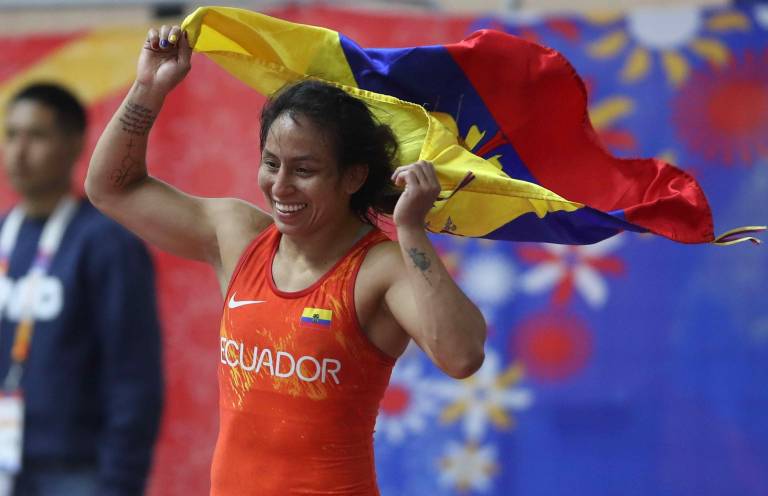 $!La ganadora de la medalla de oro, Luisa Valverde de Ecuador, celebra con una bandera de su país tras ganar en lucha libre de 57 Kg.