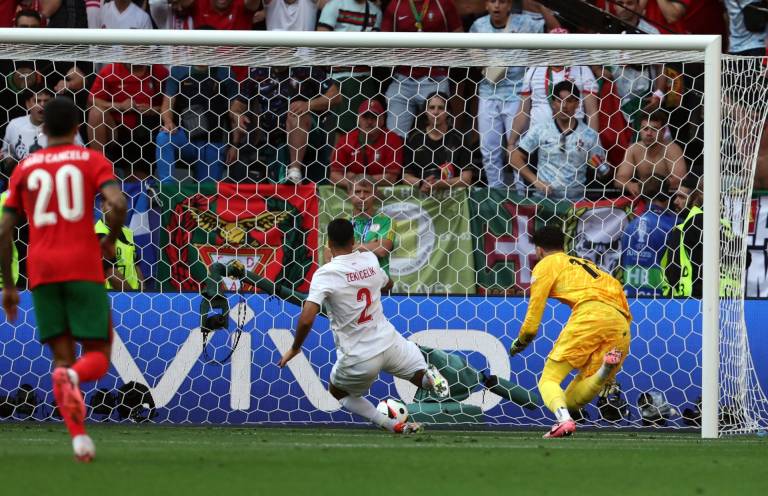 $!Otro ángulo de Altay Bayindir y Mehmet Zeki tratando de detener el balón.