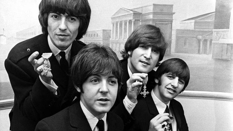 Foto de 1965 cuando Los Beatles fueron nombrados con la Orden del Imperio Británico en la lista de honores de cumpleaños de la Reina Isabel.
