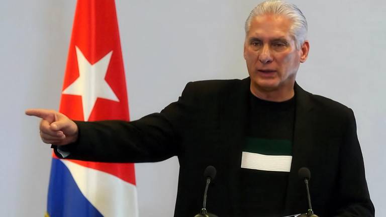 Esta captura de pantalla del canal de televisión cubano publicada el 5 de febrero de 2026 muestra al presidente de Cuba, Miguel Díaz-Canel, hablando durante una conferencia de prensa, en La Habana, el 4 de febrero de 2026.