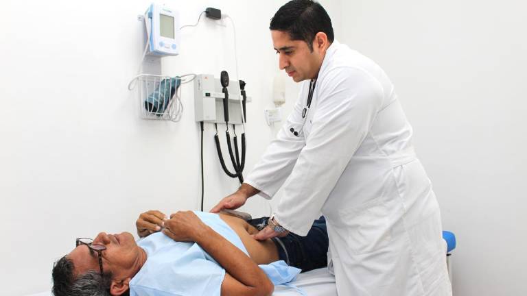 El IESS contratará a médicos generales para 15 provincias