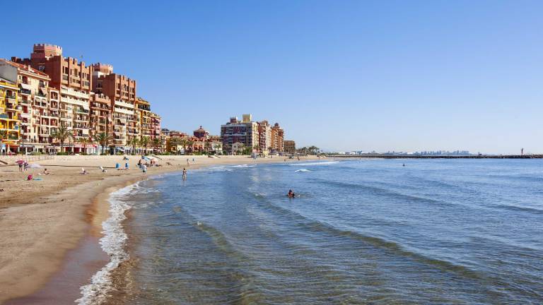 Ecuatoriana víctima de un ataque racista en playa de España: el agresor fue condenado por delito de odio