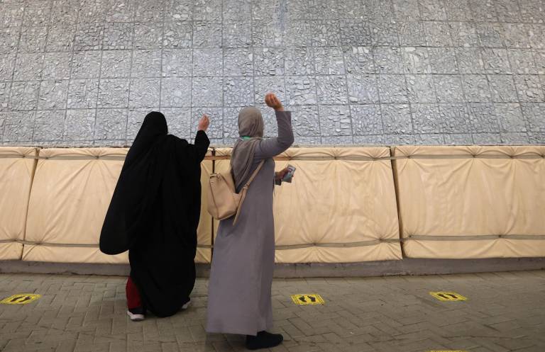 $!Peregrinos cruzaron el Valle de Mina cerca de La Meca en el oeste de Arabia Saudita para humillar simbólicamente al diablo en la mezquita Jamrah al-Aqaba.