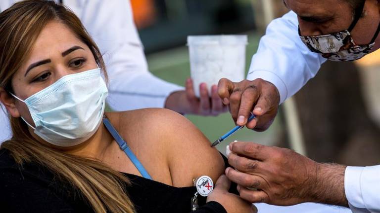 Según OMS: las vacunaciones tardarán medio año en reducir los casos diarios de covid-19
