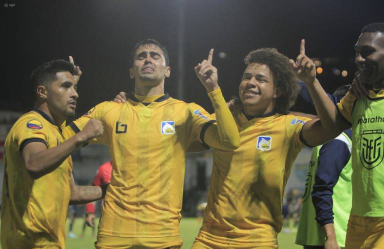 $!Erick Mendoza (derecha) celebrando uno de los goles de Delfín.