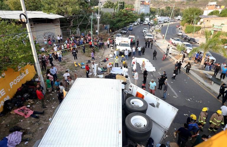 $!Testigos del accidente manifestaron que la volcadura se dio por exceso de velocidad.