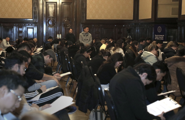 $!Decenas de médicos extranjeros no pudieron revalidar su nota.