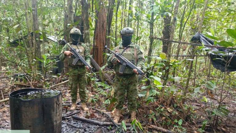 Fotografía que muestra a militares durante una operación en contra de la minería ilegal en al provincia de Sucumbíos.