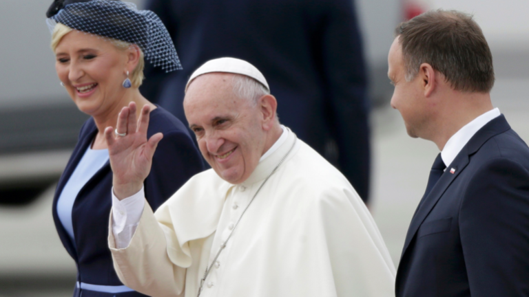 Papa Francisco aterriza en Cracovia para la JMJ 2016