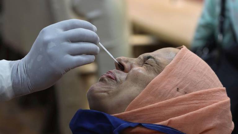 Prueba de hisopado nasal para detectar Covid-19 provoca fuga de líquido del cerebro de un paciente