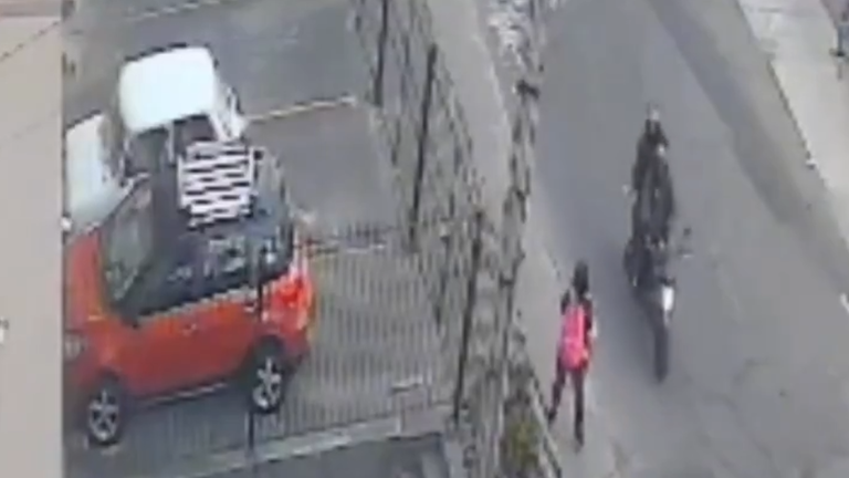 Presuntos sicarios estuvieron a punto de disparar a una mujer tras confundirla con su objetivo