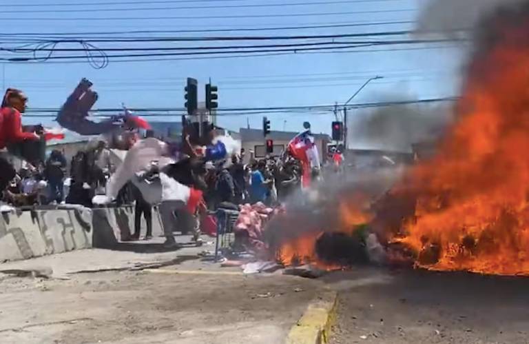 $!VIDEO: Manifestantes chilenos queman las pertenencias de familias venezolanas en marcha antimigrante