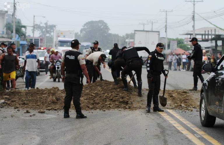 $!Bananeros bloquean vías en Guayas para hacer pedidos al Gobierno