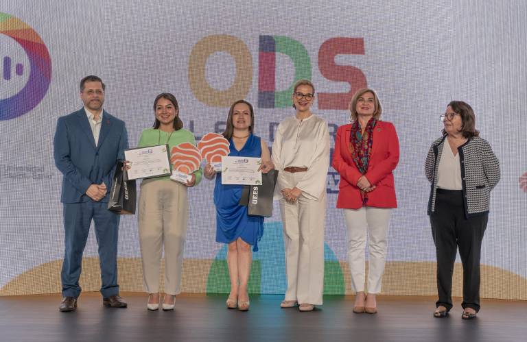 $!Danny Barbery, de la UEES; Milly Pico, segundo lugar; Lourdes Ramos, la ganadora de la categoría Voces del Territorio; Fiorella Mackliff, de Ayuda en Acción; Jekaterina Doródnova, de la Unión Europea; y Patricia Estupiñán, de Revista Vistazo.