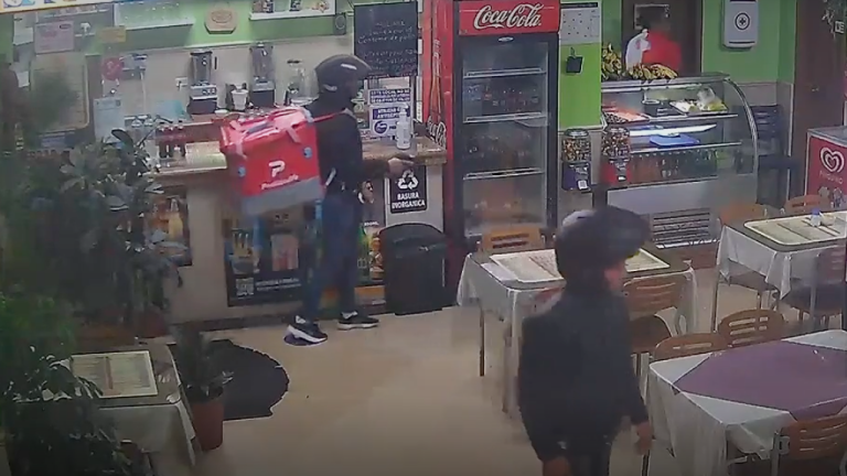 Video captó a ladrones que fingían ser repartidores para robar en un restaurante de Quito