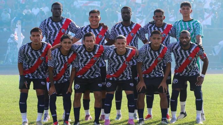 Jugadores del Deportivo Municipal utilizando la camiseta de los 1.000 sponsors.
