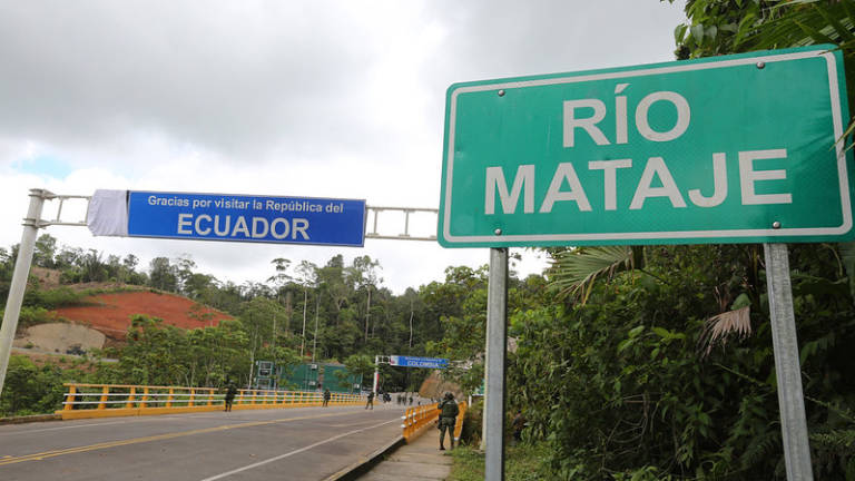 Presidentes de Ecuador y Colombia recorren obras de puente fronterizo de Mataje