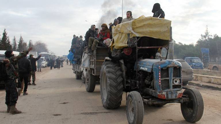 Vehículos entran en Alepo para retomar evacuaciones