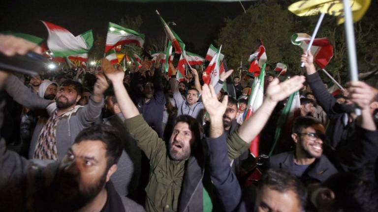 Los iraníes celebran después de que Irán lanzara ataques con drones contra Israel; frente a la embajada británica en Teherán, Irán, 14 de abril de 2024.