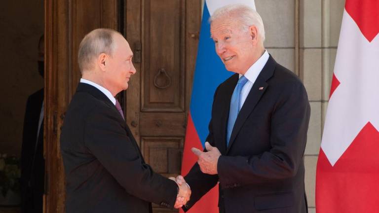 Biden y Putin inician cumbre en Ginebra con un apretón de manos