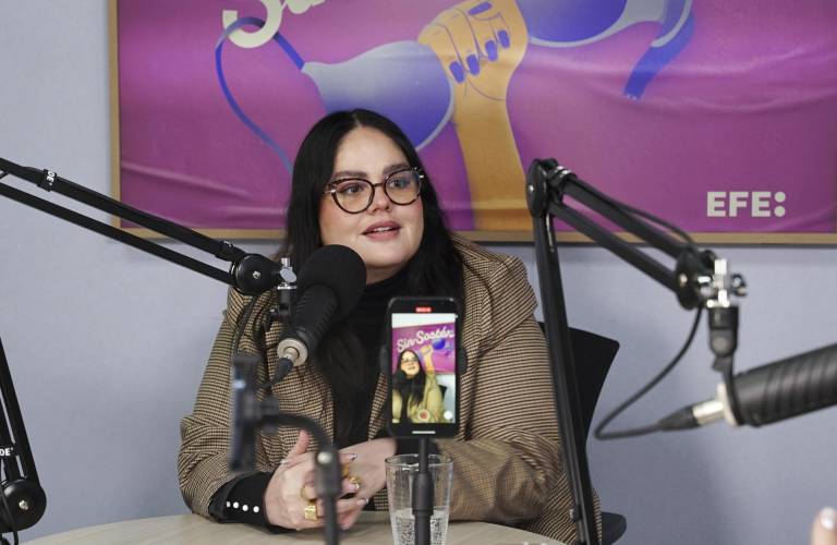 $!La influencer de moda para mujeres 'plus size' Adriana Convers, conocida como 'Fat Pandora' habla durante el pódcast 'Sin Sostén'.
