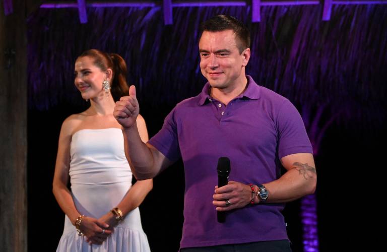 $!El presidente y candidato presidencial de Ecuador, Daniel Noboa, levanta el pulgar mientras habla con sus partidarios junto a su esposa Lavinia Valbonesi en Santa Elena.