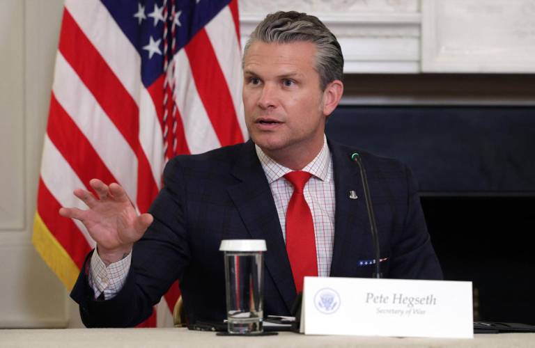 $!El secretario de Guerra de los Estados Unidos, Pete Hegseth, pronuncia un discurso mientras Trump hace un anuncio sobre su Grupo de Trabajo de Seguridad Nacional en el Comedor de Estado de la Casa Blanca el 23 de octubre de 2025.