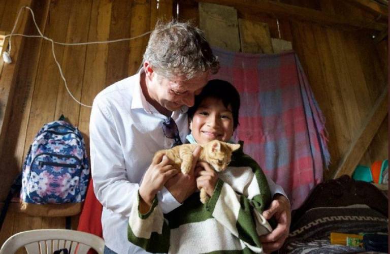 $!Cristian, el niño que vendía a su gato para estudiar y comer, recibe casa nueva y servicios básicos