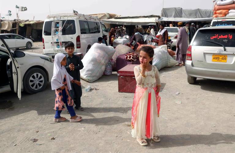 $!Las personas llegan para pasar por el control mientras se preparan para cruzar a Afganistán, en Chaman, Pakistán.