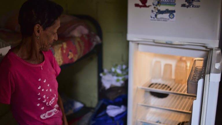 Gobierno de Venezuela reparte alimentos para paliar escasez