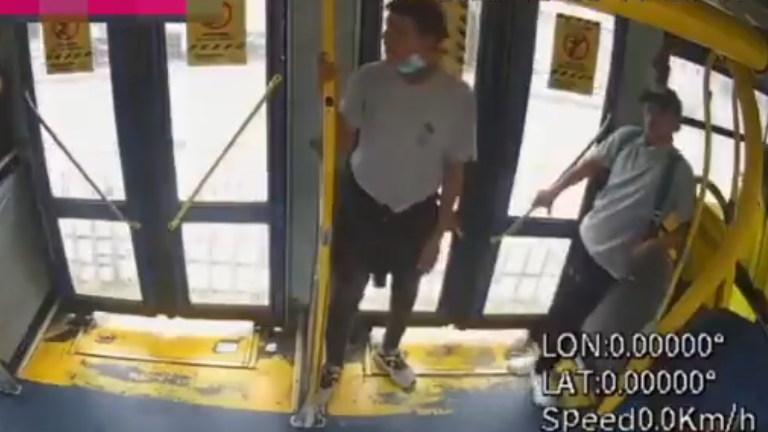 Dos sujetos armados asaltan a pasajeros de la Metrovía en el sur de Guayaquil