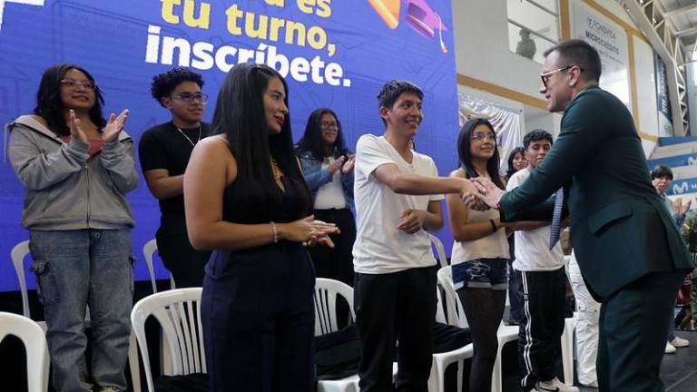 Gobierno lanza becas de USD 829 a estudiantes: requisitos y cómo postular a 'Jóvenes del Nuevo Ecuador 2026'