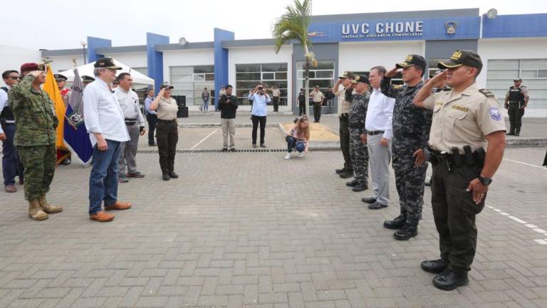 El presidente Guillermo Lasso reconoció la labor de los uniformados durante el ataque al Hospital de Chone.