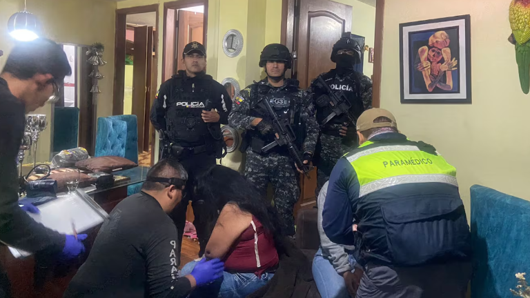 Personal médico brinda asistencia a las personas que fueron secuestradas en un intento de robo de vehículo.